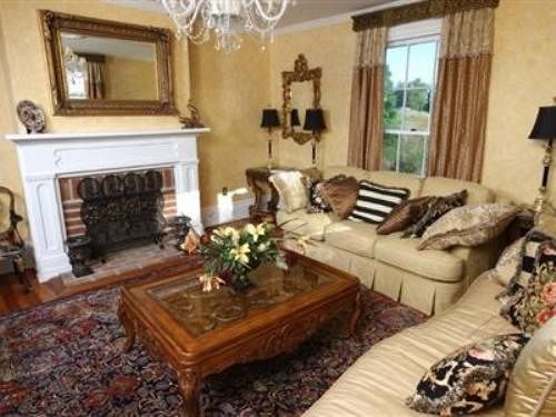 Chestnut Hill Bed & Breakfast Orange Interior photo