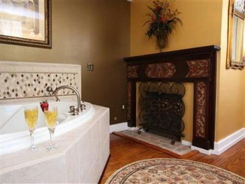 Chestnut Hill Bed & Breakfast Orange Room photo